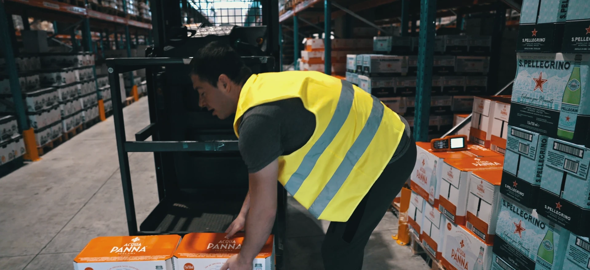 Zaposleni priprema kutije za dalju distribuciju