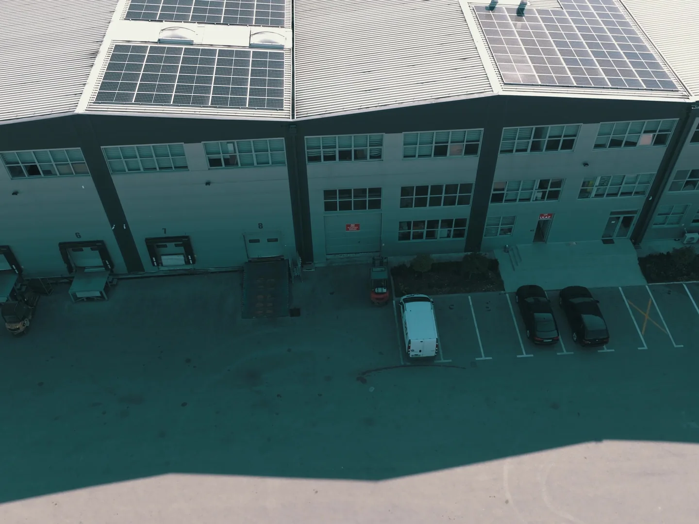 Krov logističkog centra sa solarnim panelima